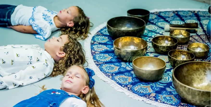 Szorongásoldó program — gyerekek hangtálakkal relaxálnak a BagolykaLandban